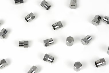 Gümüş metalden yapılmış bir arabanın tekerleğinin kapağında parlak bir kapak. Yakın plan. soyut arkaplan