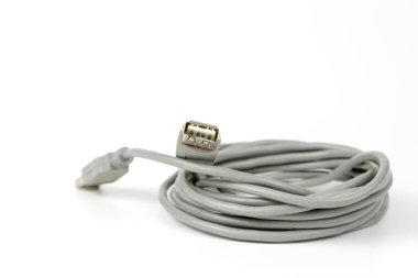 Kişisel bilgisayarın USB bağlantı kablosu sıkıca sarmalanmış. Boşluğu kopyala