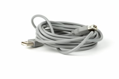 Kişisel bilgisayarın USB bağlantı kablosu sıkıca sarmalanmış. Boşluğu kopyala