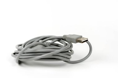 Kişisel bilgisayarın USB bağlantı kablosu sıkıca sarmalanmış. Boşluğu kopyala