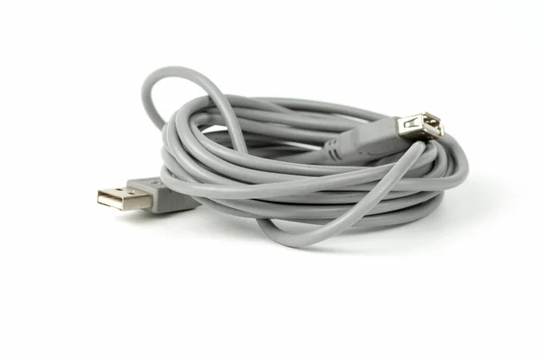 Kişisel bilgisayarın USB bağlantı kablosu sıkıca sarmalanmış. Boşluğu kopyala