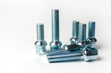 Gümüş metalden yapılmış büyük araba tekerleği cıvataları. Beyaz arka planda izole edilmiş. yakın plan