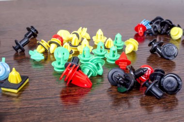 Farklı renkte arabalar için plastik klipler. Kapatın. kahverengi arkaplanda izole