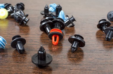 Farklı renkte arabalar için plastik klipler. Kapatın. kahverengi arkaplanda izole