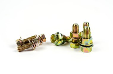 Sarı fındıklı metal cıvata grubu. Kapatın. Beyaz arkaplanda izole
