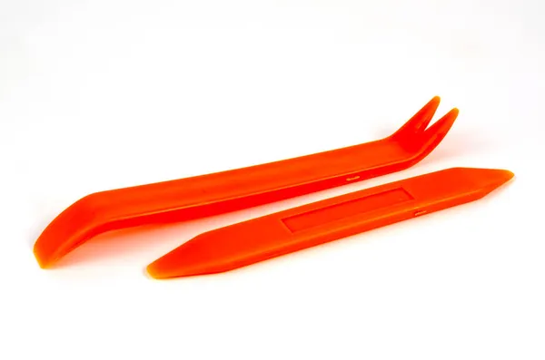 Arabanın kaplamasını kaldırmak için ayarlandı. Arabanın içindeki plastik parçaları çıkarmak için plastik araçlar.