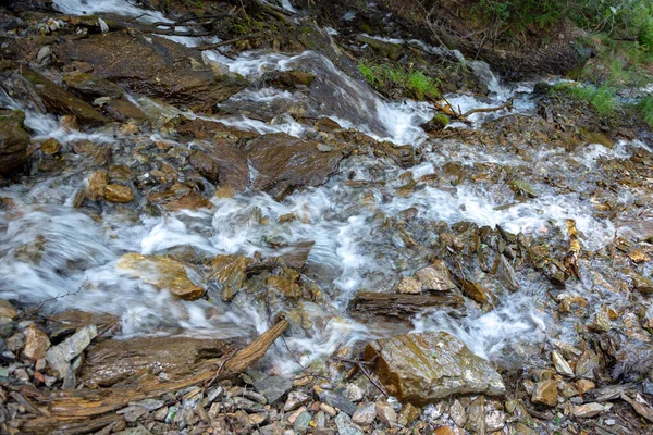 Alta Cascada Pequeño Río Entre Las Rocas — Foto de Stock