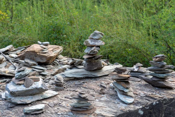 Une Pyramide Pierres Plates Sur Une Grande Pierre Dans Forêt — Photo