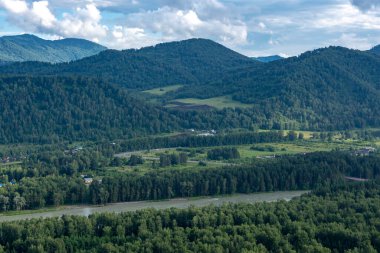 Dağ vadisinde yeşil ağaçlar ve nehir