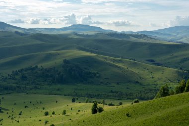 Dağları alçak ve mavi gökyüzü olan dağ vadisi