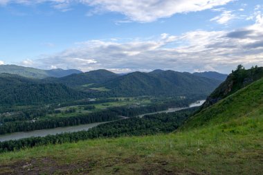 Dağ vadisinde yeşil ağaçlar ve nehir