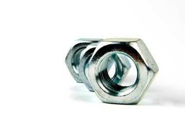 Araba için plastik renkli klipslerin yakın plan çekimi. Soyut arkaplan. Beyaz arka planda izole edilmiş plastik perçinler. Otomatik plastik kelepçeler. Yalıtımlı şarjör veya otomatik plastik toka