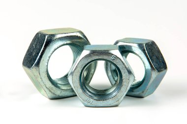 Araba için plastik renkli klipslerin yakın plan çekimi. Soyut arkaplan. Beyaz arka planda izole edilmiş plastik perçinler. Otomatik plastik kelepçeler. Yalıtımlı şarjör veya otomatik plastik toka