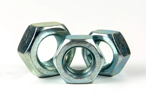 Araba için plastik renkli klipslerin yakın plan çekimi. Soyut arkaplan. Beyaz arka planda izole edilmiş plastik perçinler. Otomatik plastik kelepçeler. Yalıtımlı şarjör veya otomatik plastik toka