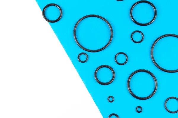 Černé Hydraulické Pneumatické Kroužky Různých Velikostech Modrém Bílém Pozadí Pryžové — Stock fotografie