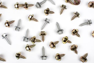 Kopyalama alanı olan beyaz arkaplan üzerindeki metal vidalar