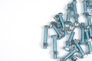 Fındıklı civatalar kopyalamak için yer açarak vidalanıyor.