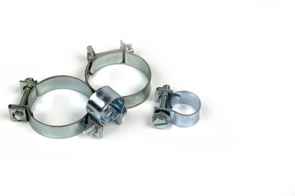 Beyaz arkaplandaki hortum bağlantılarını onarmak için metal kıskaçlar