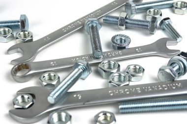 Cıvatalarla çalışmak için birkaç ucu açık metal anahtar. Beyaz arka planda yakın plan. Gümüş metal cıvata ve fındık tamir ediyor. soyut arkaplan