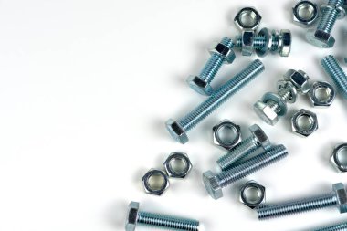 Gümüş metalden yapılmış fındıklı birkaç cıvata. Beyaz bir arkaplanda yakın plan izole edilmiş. Boşluğu kopyala