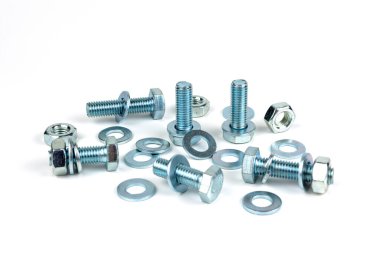 Beyaz arka planda vidaları ve fındıkları olan birkaç metal cıvata. yakın plan