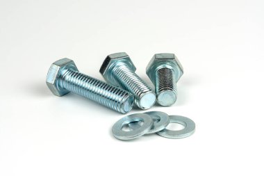 Gümüş metalden yapılmış birkaç cıvata ve çamaşır makinesi. beyaz arkaplanda izole