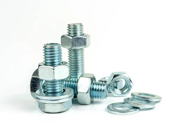 Verschillende Metalen Bouten Met Ringen Moeren Een Witte Ondergrond Close — Stockfoto