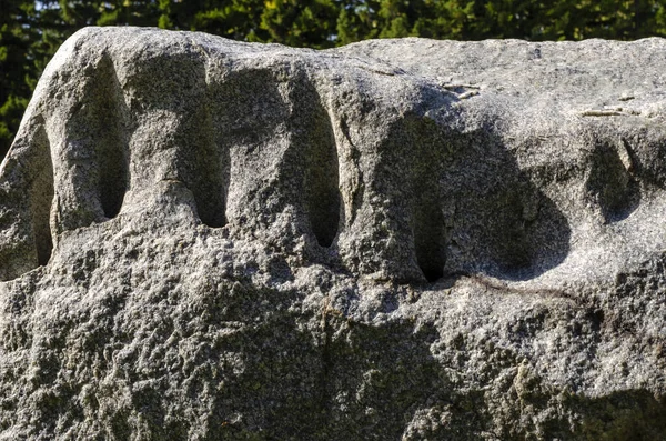 Batu Granit Besar Dengan Jejak Pemrosesan City Park — Stok Foto