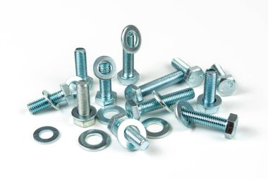 Metal civatalar ve yuvarlak temizleyiciler beyaz arka planda yakın plan