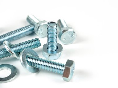 Metal civatalar ve yuvarlak temizleyiciler beyaz arka planda. Boşluğu kopyala
