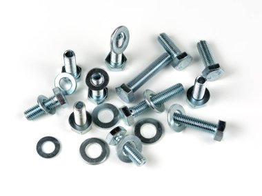 Metal civatalar ve yuvarlak temizleyiciler beyaz arka planda yakın plan