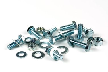 Metal cıvatalar ve fındıklar. Yuvarlak temizleyiciler beyaz arka planda.