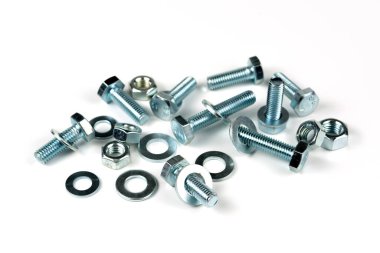 Metal cıvatalar ve fındıklar. Yuvarlak temizleyiciler beyaz arka planda.
