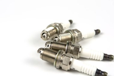 Motorlu taşıtların yedek parçası olarak yeni bir buji seti. Motoru yakın çekim için bir grup mum. Boşluğu kopyala