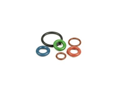 Hidrolik ve pnömatik o-halkalar farklı boyutlarda ve renklerde, beyaz bir arka planda. Tesisat için çeşitli mühürler. Hidrolik bağlantılar için halkalar mühürleniyor.