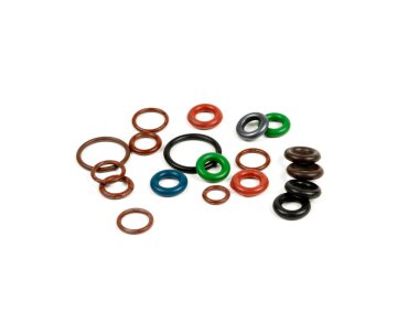 Hidrolik ve pnömatik o-halkalar farklı boyutlarda ve renklerde, beyaz bir arka planda. Tesisat için çeşitli mühürler. Hidrolik bağlantılar için halkalar mühürleniyor.