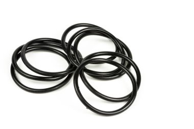 Hidrolik ve pnömatik o-halkalar beyaz arka planda farklı boyutlarda siyah renkte. Tesisat için çeşitli mühürler. Hidrolik bağlantılar için halkalar mühürleniyor.