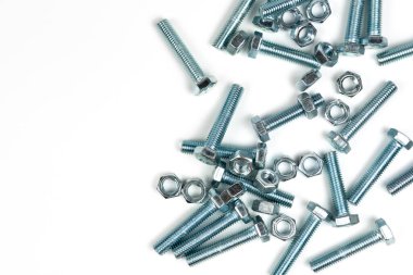 Beyaz arka planda fındıklı birkaç gümüş metal cıvata. Boşluğu kapat ve kopyala