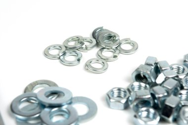 Beyaz arka planda birkaç gümüş metal yıkama makinesi var. yakın plan
