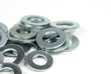 Beyaz arka planda birkaç gümüş metal yıkama makinesi var. yakın plan
