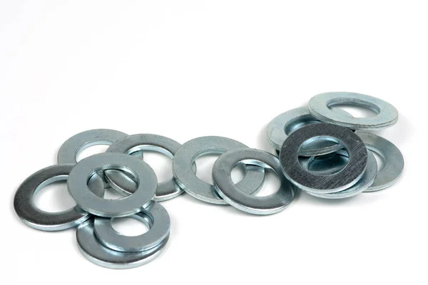 Verschillende Zilveren Metalen Ringen Een Witte Achtergrond Close — Stockfoto