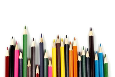 Beyaz arkaplanda izole edilmiş renkli kalemler. Yakın plan, kopyalama alanı