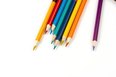 Beyaz arkaplanda izole edilmiş renkli kalemler. Yakın plan, kopyalama alanı