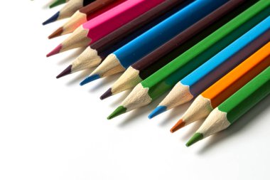 Beyaz arkaplanda izole edilmiş renkli kalemler. Yakın plan, kopyalama alanı