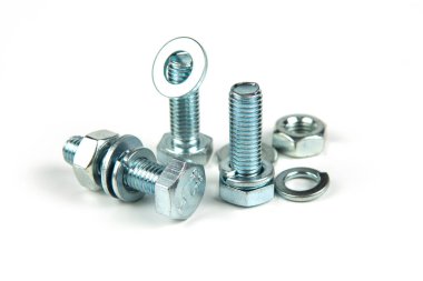 Metal cıvatalar ve fındıklar. Yuvarlak temizleyiciler beyaz arka planda.