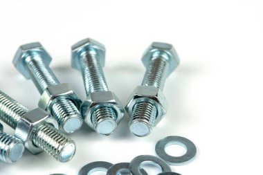 Metal cıvatalar ve fındıklar. Yuvarlak temizleyiciler beyaz arka planda.
