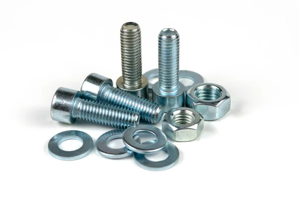 Metal cıvatalar ve fındıklar. Yuvarlak temizleyiciler beyaz arka planda.