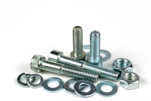 Metal cıvatalar ve fındıklar. Yuvarlak temizleyiciler beyaz arka planda.