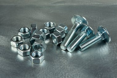 Bağlantıları birleştirmek için Fasteners. Fındık ve cıvatalar. Metal bir boşluğun arka planına yakın plan.
