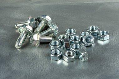 Bağlantıları birleştirmek için Fasteners. Fındık ve cıvatalar. Metal bir boşluğun arka planına yakın plan.